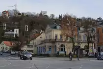 K�rnerplatz in Dresden-Loschwitz mit Blick zur Bergstation der Schwebebergbahn auf der Loschwitzh�he, aufgenommen am Mittag des 31.12.2012.