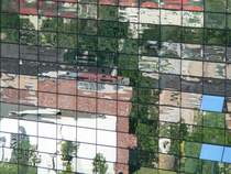 H�user spiegeln sich in einer Glasfassade. Erfurt, 17.6.2007