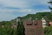 Istein, Blick vom Kirchplatz zum Isteiner Klotz, einem markanten Bergr�cken aus Kalkstein, Okt.2012