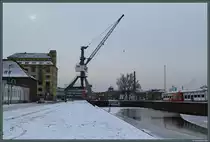 Mehrere alte Speicher im Handelshafen Magdeburg wurden als B�rogeb�ude umgebaut. In der Mitte der denkmalgesch�tzte und restaurierte Portaldrehkran. (20.01.2013)