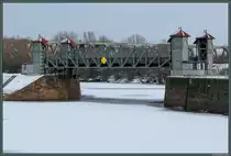 Die 1894 errichtete Hubbr�cke im Handelshafen von Magdeburg. (20.01.2013)