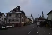 Seitenansicht vom Rathaus und Blick in die Hauptstra�e in Neckargerach. 9.2.2013