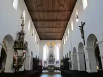 Moosburg, Langschiff des St. Kastulus M�nster, Hochaltar von Hans Leinberger von 1514, Kanzel von P. Wei� von 1856 (10.02.2013)