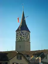 Z�rich, beflaggter Turm der Kirche St. Peter und Uhr mit dem gr�ssten Zifferblatt Europas. Aufnahme vom 31. Juli 2010, 18:22