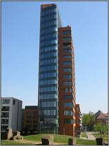 Hier sieht man die schmale Seite des Wohnhochhauses der  Wohnresidenz Portobello  in D�sseldorf von der schmalen Seite. (22.04.2007) 