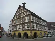 Neuffen, Rathaus, erbaut ab 1657, stattlicher Fachwerkbau mit Arkaden (17.02.2013)