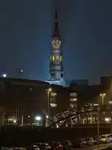 Eine der f�nf Hauptkirchen in Hamburg ist die Katharinenkirche aus dem 13. Jahrhundert, die hier abends in mystisches Licht getaucht wird. (17.02.2013)