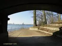Hamburg Uhlenhorst am 11.2.2013: Blick aus der Unterf�hrung Schwanenwik auf die Au�enalster 