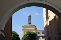 Kradec Kralove (K�niggr�tz) bietet in der Altstadt viele interessante
Ansichten. Alt und Modern lassen sich dabei manchmal sehr gut kombinieren,
wie hier durch den Torbogen zu sehen.
Aufnahme am 20.08.2011 