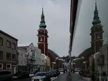 Schwanthalergasse mit Spiegelung der Rieder Stadtpfarrkirche; 130220