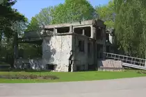 Unmittelbar in N�he des heutigen Denkmal Westerplatte hat man einen im
zweiten Weltkrieg zerschossenen Hochbau stehen lassen. Er soll als Mahnmal
an die Greuel des Krieges erinnern.
Aufnahme am 22.5.2012.