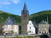 Deutschland, Rheinland-Pfalz, Landkreis Bernkastel-Wittlich, Bernkastel, katholische Pfarrkirche St. Michael und St. Sebastian, aus der 2. H�lfte des 14. Jahrhunderts, , Turm aus dem fr�hen 14. Jahrhundert, 24.9.2011