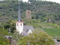 Zwei Kulturdenkm�ler von Klotten auf einen Streich; Katholische Pfarrkirche St. Maximin, und im Hintergrund Burg Coraidelstein; 120828