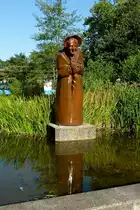 Freiburg, das  Mooswaldwiibli  steht seit 1980 im Stadtteil Landwasser und ist Namensgeberin der 1975 gegr�ndeten Narrenzunft, den 1,5t schweren Eichenstamm hat G�nter Uhl gestaltet, Feb.2013