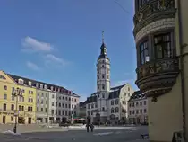 Das Geraer Rathaus wurde urspr�nglich im 16. Jahrhundert im Renaissance-Stil erbaut und nach dem Stadtbrand im Jahr 1780 wieder aufgebaut. Vom Johannisplatz her passiert man auf dem Weg zum Marktplatz auch die Stadtapotheke mit ihrem markanten, reich verzierten Erker (rechts im Vordergrund). (02.03.2013)