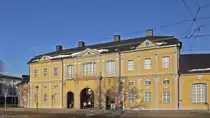 Dies ist die Eingangseite der sp�tbarocken Orangerie zum K�chengarten im Geraer Stadtteil Untermhaus. Sie gliedert sich in drei Pavillons. Der mittlere (mit den Torb�gen) f�gt sie jedoch optisch zu einem Geb�udekomplex zusammen. Ebenso werden zwei weitere �u�ere Pavillons in den insgesamt halbkreisf�rmigen Geb�udekomplex integriert. (02.03.2013)