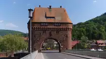 Die Mainbr�cke in Miltenberg mit Torhaus.

Auf den Chip gebannt beim Spaziergang am 25 April 2011.

Miltenberg war seit dem Mittelalter ein wichtiger Main�bergang. Das �bersetzen wurde mit F�hren bewerkstelligt, von denen sich die eine auf H�he der Ankergasse, die andere beim Gasthaus >>Rose<< befand. 1898 begann man mit dem Bau einer Br�cke, die im Jahr 1900 eingeweiht werden konnte. Auch der architektonisch gut gelungene Br�ckenturm stammt aus dieser Zeit. In den letzten Kriegstagen 1945 wurde die Br�cke gesprengt. Die neue Br�cke konnte 1950 eingeweiht werden.