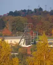 Grube Viktoria I und II P�ttlingen..

Herbstliche Stimmung liegt am 01.11.2011 �ber der ehemaligen Grube Viktoria in P�ttlingen.

Von den �bertage-Anlagen von Viktoria I/II sind heute noch erhalten: einer der beiden F�rdert�rme, der mitten im heutigen Gewerbegebiet steht, ferner das 1904 aus Steinquadern errichtete F�rdermaschinenhaus, die Waschkaue, das Schalthaus, die ehemalige Schlosserei, die Werkstatt, das lang gestreckte Kompressorenhaus und das aus dem Jahr 1900 stammende Kesselhaus. Im alten Zechengeb�ude, einem Backsteinbau aus dem Jahre 1910, ist heute das  Unternehmerzentrum P�ttlingen  untergebracht.