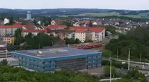 Blick vom B�rensteinturm auf Plauen im Vogtland und den obereren Bahnhof - 

Der Bahnhof Plauen liegt auf der Strecke der Sachsen-Franken-Magistrale, die von N�rnberg �ber Bayreuth, Hof, Plauen, Reichenbach nach Leipzig und �ber Zwickau und Chemnitz nach Dresden f�hrt. Er wurde 1973 gebaut und steht unter Denkmalschutz. Etwa 1.400 Reisende nutzen den Bahnhof pro Tag. Ebenso beginnt hier die Bahnlinie �ber Weischlitz und Bad Brambach nach Cheb (Eger)

F�r den �PNV gibt es einen Busbahnhof und Stra�enbahnanbindung.

26 Mai 2012
