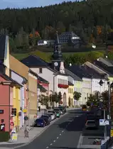 An der Bleilochtalsperre liegt das St�dtchen Saalburg.

Die Bleilochtalsperre staut das Wasser der Saale und ist vom Fassungsverm�gen her die gr��te Talsperre in Deutschland.

Saalburg war zwischen 1647 und 1666 Residenzstadt der Grafschaft Reu�-Saalburg. Schmucke Geb�ude pr�gen das Bild des kleinen St�dtchens.

Hier ein Blick auf die Stra�e am Markt mit Rathaus und einem Blick auf das Hotel F�rstenh�he. Ende Oktober waren wir fast die letzte Gesellschaft die dort bewirtet wurde. Samstags feierten wir noch die  Goldene Hochzeit  meiner Schwiegereltern und ab Montag war der Betrieb geschlossen.

Das Geb�ude steht nun seit einem Jahr zum Verkauf.

08.10.2012