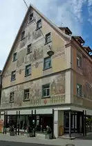 Riedlingen, das ehemalige Stadthaus des Zisterzienserinnen-Klosters Heiligkreuztal aus dem 16.Jahrhundert, die Fassadenmalerei stammt von 1908, Aug.2012