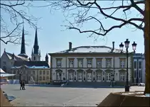 . Stadt Luxemburg - Der Knuedler (Place Guillaume II) ist ein zentraler Platz der Stadt Luxemburg. Er ist nach Wilhelm II., K�nig der Niederlande und Gro�herzog von Luxemburg benannt.
 
Seit Mitte des 13. Jh. standen auf dem Wilhelmsplatz die Kirche und das Kloster des Franziskanerordens. Nach dem Knoten des G�rtels der M�nche, auf l�tzebuergesch  de Knued , wird der Platz im Volksmund  Knuedler  genannt.


Rechts sieht man das Rathaus (Hotel de Ville) und links ragen die T�rme der Kathedrale Notre-Dame in den winterlichen Himmel.

15.03.2013 (Jeanny)