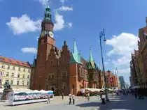 Im Sommer 2012 am Ring (Rynek) in Breslau (Wroclaw) an der R�ckseite des Rathauses. Links das Denkmal von Fredro, dort wo bis 1945 Friedrich der Gro�e stand
