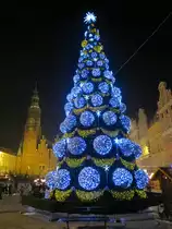 Kindelmarkt (Weihnachtsmarkt) Breslau (Wroclaw) im Dezember 2012. R�ckseite vom Rathaus mit Weihnachtsbaum am Ring (Rynek)