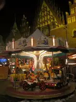 Kindelmarkt (Weihnachtsmarkt) Breslau (Wroclaw) im Dezember 2012. Karussell vor dem Rathaus.