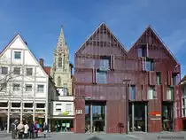 Das Doppelgiebelhaus der <a href= http://www.museumsgesellschaft-ulm.de/ >Museumsgesellschaft</a> mit seiner markanten Lamellenfassade befindet sich in der n�heren Umgebung des M�nsterplatzes. Einer der Chort�rme des M�nsters ist im Hintergrund zu sehen. (16.03.2013)