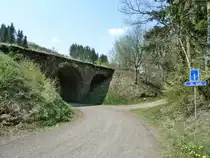 Belgien, Wallonien, Provinz L�ttich, Eifel-Ardennen Radweg, zwischen Lommersweiler und Neidingen. Hier verl�sst der Radweg die ehemalige Bahntrasse sowie die Eisenbahnbr�cke. 23.04.2011