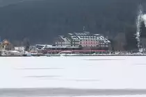 Titisee am 17.03.2013 um 14:14h, ein leicht nebliger Tag. Das Bild zeigt den noch eingefrorenen See, im Hintergrund das MARITIM Hotel.

Weitere Info´s �ber den Titisee gibt es hier > http://www.titisee.com/
