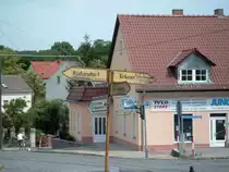 Die DDR ist oft immer noch pr�sent ... dieser Wegweiser mitten in Woltersdorf hatte es bis ins Jahr 2003 geschafft. Aber auch Stra�enlaternen, H�user, Z�ge und vieles mehr werden wohl noch lange Zeit an die Geschichte erinnern. 2003, Woltersdorf