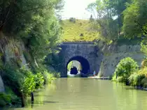 Frankreich, Languedoc-Roussillon, der Radweg am Canal du Midi entlang, hier zwischen Colombiers und Le Malpas in schlechtem Zustand (rechts im Bild) aber der Kanaltunnel ist auch f�r Radfahrer benutzbar. 17.08.2011