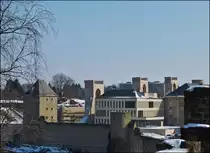 . Stadt Luxemburg - Aussicht auf das Rhamplateau (Rumm-Plateau) und die Wenzelsmauer mit der Trierer Pforte (Tr�ierer Paart) von der Schlossbr�cke aus.

Das Rham-Plateau, zu drei Seiten von der Alzette umsp�lt, war bereits fr�h besiedelt. Seit dem 15. Jahrhundert wurde es durch den Bau der dritten Ringmauer in den gesch�tzten Teil der Stadt Luxemburg eingebunden. Unter franz�sischer Herrschaft lie� Vauban Ende des 17. Jahrhunderts f�nf Milit�rkasernen errichten. Seit Ende des 19. Jahrhunderts sind in diesen Geb�uden soziale Einrichtungen untergebracht. Von der Vorderseite des Rham-Plateaus aus hat man einen sch�nen Ausblick auf die milit�rischen Bauten und Befestigungen des Heiliggeist-Plateaus sowie auf die sogenannte Corniche.

15.03.2013 (Jeanny)
