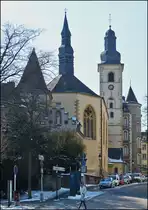 . Stadt Luxemburg - Die St Michaelskirche (M�chelskierch) auf dem Fischmarkt (F�schmaart) ist das �lteste erhaltene sakrale Bauwerk der Stadt. Im Jahre 987 stand an der Stelle der heutigen St.-Michaelskirche die Burgkapelle der Luxemburger Grafen. Im Laufe der Jahrhunderte wurde die Kirche mehrmals zerst�rt, jedoch immer wieder aufgebaut, ver�ndert und erweitert. Ihr heutiges Aussehen erhielt die Kirche im Jahre 1688. Aufgrund der bewegten Geschichte vereint das in den sechziger und achtziger Jahren restaurierte Bauwerk heute Elemente romanischer, gotischer und barocker Architektur. 15.03.2013 (Jeanny)