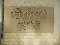 Wieder in Stand gesetzte, einst zerst�rte Aufschrift an einer Schule unweit des Hauptbahnhofes von Breslau (Wroclaw) im Sommer 2012