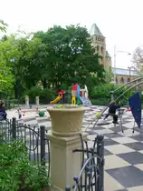 Kinderspielplatz auf dem Gel�nde des Wrocławski Teatr Lalek (Breslauer Puppentheater) am Stadtgraben Breslau (Wroclaw) im Sommer 2012. Im Hintergrund der Turm der 1897 er�ffneten Schwimmhalle.