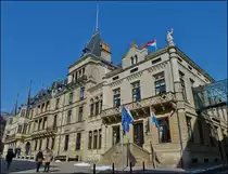 . Stadt Luxemburg - Das gro�herzogliche Palais in Luxemburg, die Stadtresidenz der gro�herzoglichen Familie Luxemburgs, befindet sich mitten im Altstadtviertel. Rechts an das Palais ist die luxemburgische Abgeordnetenkammer angebaut.

Als offizielle Residenz des Gro�herzoges wird das Palais bei der Aus�bung offizieller Handlungen und Anl�sse genutzt. Ausl�ndische Staatsoberh�upter werden dort vom Gro�herzog empfangen. Zudem haben der Gro�herzog, seine Gemahlin sowie Angestellte ihre B�ros dort.

15.03.2013 (Jeanny)