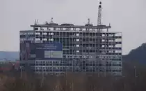 Die Baus�nden der 50er Jahre...

sind an diesem Bauwerk deutlich zu erkennen.

Da Saarbr�cken gro�e Sch�den durch Bomben im 2. Weltkrieg erhielt, mu�ten in der Zeit des Wirtschaftswunders viele Geb�ude neu errichtet werden.

Dieses Geb�ude diente als Gesundheitsamt des Stadtverbandes Saarbr�cken.
Jetzt soll es f�r 54 Millionen � entkernt, saniert und als neue Unterkunft der HTW (Hochschule f�r Technik und Wirtschaft) des Saarlandes dienen.

Da bin ich mal auf das Endprodukt gespannt.
27.02.2012