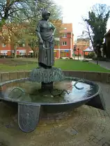 Nachbildung des Schnitterin-Brunnens aus Arnswalde in der Neumark (Choszczno) neben der Stadtkirche in Wunstorf im Sommer 2009
