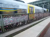 Hier die   Liebesschl�sser   an der Hohenzollernbr�cke in K�ln. Dahinter f�hrt eine Mittel-Rhein-Bahn. 16.02.13.