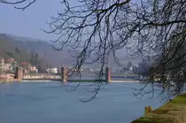 Blick �ber den Neckar aus der Heidelberger Altstadt in Richtung Ziegelhausen. Im Hintergrund sieht man das Wehr hinter dem der Neckar gut dreimeter h�her aufgesteut ist als davor. So kann er fast das ganze Jahr als Wasserstra�e genutzt werden. 3.3.2013

