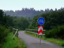 Deutschland, Rheinland-Pfalz, Eifel, Schalkenmehren, der Maare-Mosel-Radweg (MMR) s�dlich von Gillenfeld. Der MMR (58 km lang) verbindet Daun in der Vulkaneifel �ber die ehemaligen Bahnnebenstrecken Daun-Wengerohr und Wengerohr–Bernkastel-Kues mit dem Moseltal. 31.08.2002