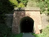 Deutschland, Rheinland-Pfalz, Eifel, der Maare-Mosel-Radweg (MMR) an der S�deinfahrt des Unkenstein Tunnels (140 m lang) zwischen Wittlich und Plein. Der MMR (58 km lang) verbindet Daun in der Vulkaneifel �ber die ehemaligen Bahnnebenstrecken Daun-Wengerohr und Wengerohr–Bernkastel-Kues mit dem Moseltal. 31.08.2002
