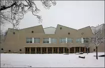 . Bildungszentrum Aschersleben - Das Bildungszentrum besteht aus einem umgebauten Fabrikgeb�ude und einem daran angebauten neuen Bauteil. Im Bild der senkrecht zum Altbau stehende neu Riegel mit der markanten Dachform. Neben dem Neubau entstand eine neue Gr�nanlage im Zuge der Landesgartenschau 2010. 19.03.2013 (Matthias)