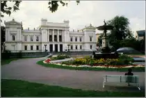 Lund. Das Hauptgeb�uede der Universit�t Lund. Sie ist eine der gr��ten und �ltesten Universit�ten Skandinaviens. Gegr�ndet im Jahr 1666 hat sie heute rund 35.000 Studenten.
Scan eines Dias vom Sp�tsommer 1988. 