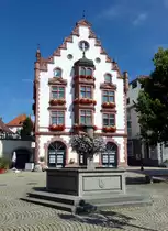 Pfullendorf, das Rathausnebengeb�ude von 1893 und der Marktbrunnen davor, Aug.2012