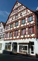 Pfullendorf, sch�nes Fachwerk in der Hauptstra�e, Aug.2012