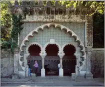 Sintra. Von diesem maurischen Brunnen holen sich viele Bewohner aus Sintra und Umgebung mit Plastikkanistern hervorragendes Mineralwasser.
Scan eines Dias vom April 1995.